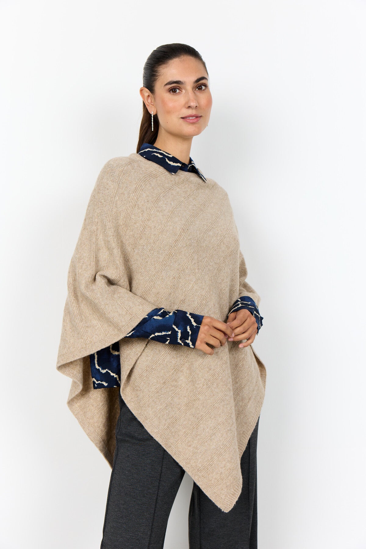 SC-AJNA 1 Poncho Zand
