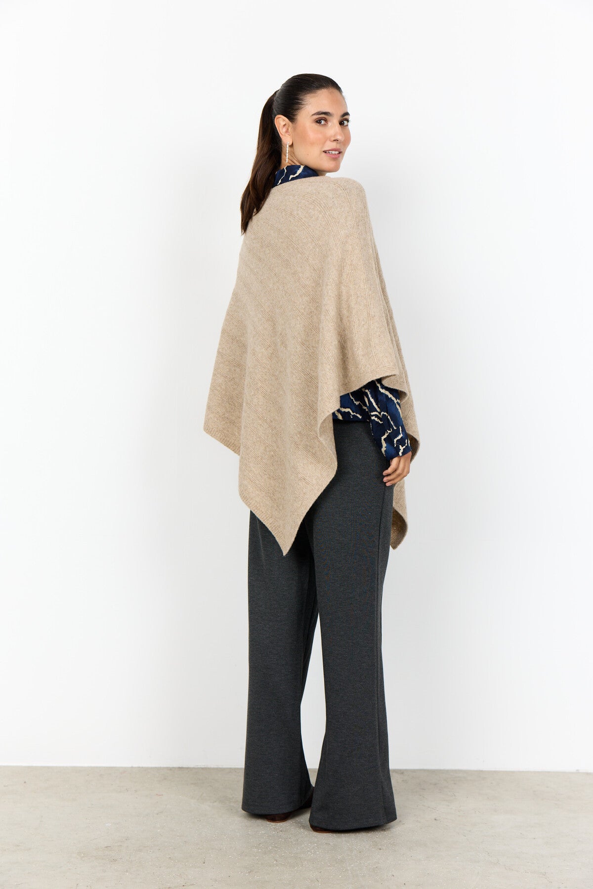 SC-AJNA 1 Poncho Zand