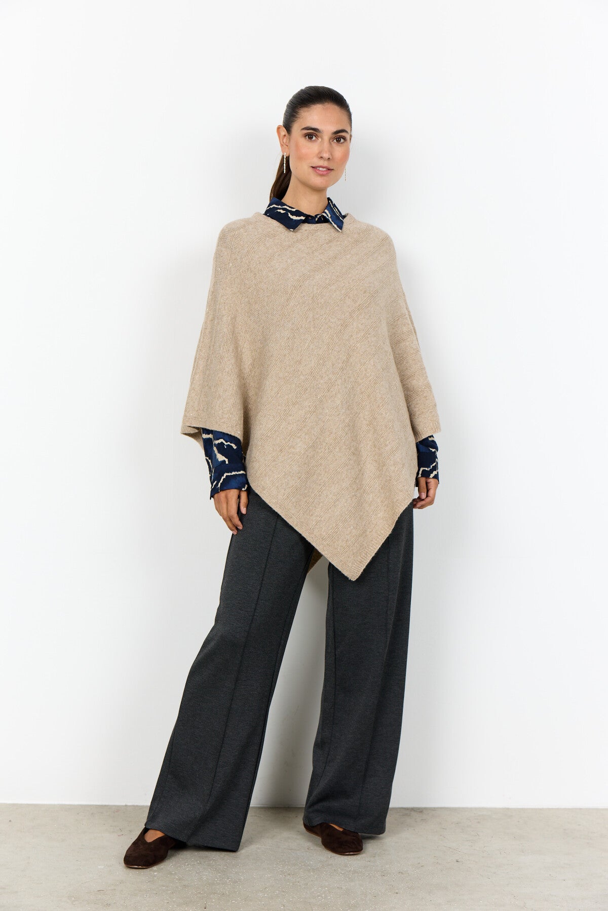 SC-AJNA 1 Poncho Zand