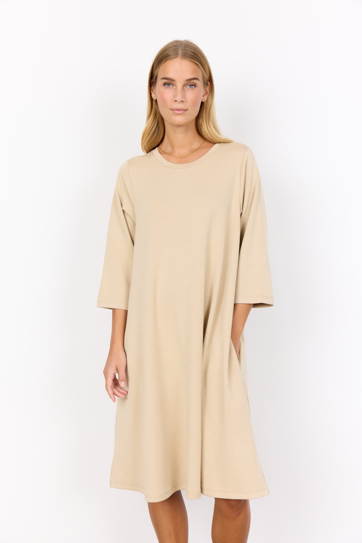 SC-BANU 155 Jurk Zand
